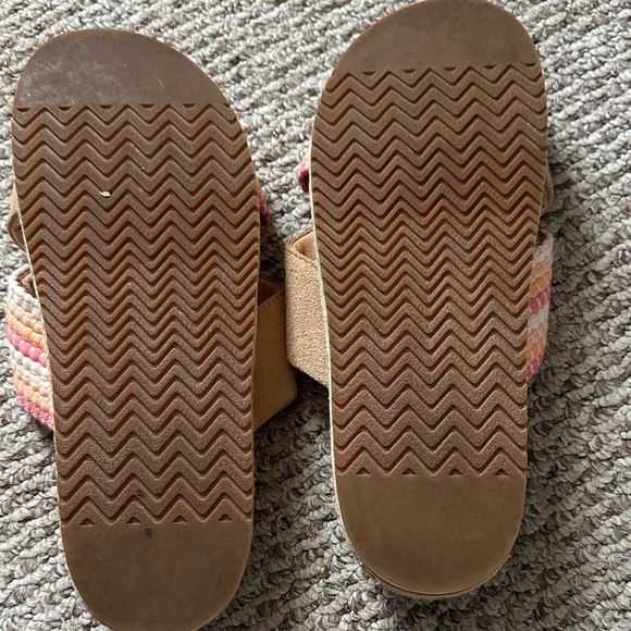 TOMS Women's Beige and Pink Crisscross Sandals - Picture 4 of 4